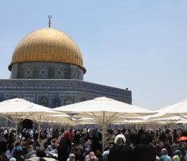أكثر من ربع مليون فلسطيني يؤمون الاقصى في جمعة رمضان الثالثة