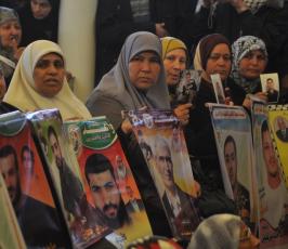 بالصور:عدسة "فلسطين اليوم" تنضم لاعتصام أهالي الأسرى أمام مقر الصليب