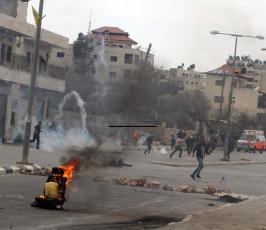 خاص فلسطين اليوم..الاحتلال يعتدي على مسيرة تضامنية مع الأسرى امام معتقل "عوفر"