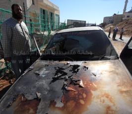مستوطنون يحرقون 3 سيارات فلسطينية ويكنبون شعارات على جدار المسجد في قرية برقة شرق مدينة رام الله‏