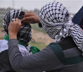 بالصور:ناشطون غزيون يحيون ذكرى يوم الأرض شرقي المنطار