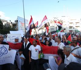 فلسطينيون يحتجون ضد فضائية الجزيرة في رام الله