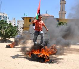 عشرات الغزيين يهاجمون سجن إسرائيلي وسط مدينة غزة