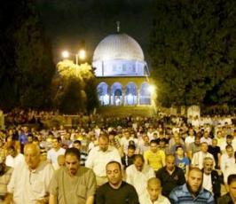 آلاف المقدسيين يحرصون على اداء التراويح في الاقصى