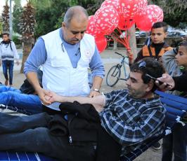 المئات من الفلسطينين يؤمون خيمة العزاء التي أقيمت في ساحة الجندي وسط غزة تضامنا مع الشعب المصري ‫(38339089)‬ ‫‬