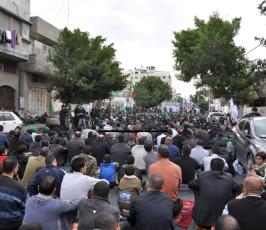 صلاة الجمعة امام مقر المفوض العام لحقوق الانسان بمشاركة الفصائل ووفد مصري