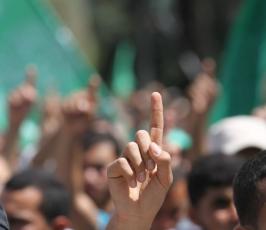 بالصور:حماس تنظم مسيرة حاشدة في غزة تضامنا مع الاسرى الاداريين المضربين عن الطعام
