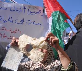 غزيون ينظمون وقفات احتجاجية أمام مراكز توزيع الأونروا رفضاً لتقليصها المساعدات