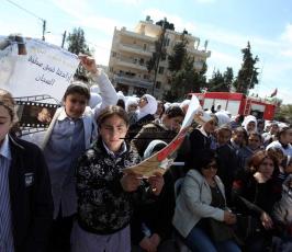 خاص فلسطين اليوم..طلاب المدارس يتضامنون مع الأسرى برام الله