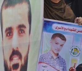 بالصور:مهجة القدس تطلق برنامج فعاليات يوم الأسير الفلسطيني من أمام منزل عائلة الأسير أحمد السكني