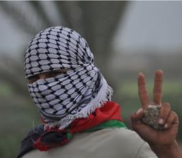 بالصور:ناشطون غزيون يحيون ذكرى يوم الأرض شرقي المنطار