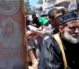 بالصور:واعد تقيم صلاة الجمعة أمام مقر الصليب الاحمر دعما لإضراب الاسرى الإداريين