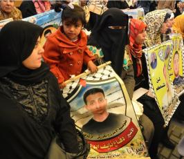 بالصور:أهالي الأسرى يواصلون اعتصامهم الأسبوع أمام مقر الصليب الأحمر بمدينة غزة