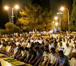 آلاف المقدسيين يحرصون على اداء التراويح في الاقصى