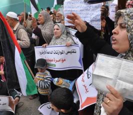 بالصور:احتجاج أمام مقر وكالة الغوث بغزة ضد تقليص الخدمات