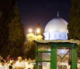 آلاف المقدسيين يحرصون على اداء التراويح في الاقصى