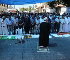 مئات المواطنين يصلون قبالة الصليب الاحمر دعما للاسرى ‫(29732756)‬ ‫‬