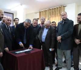  طابعًا بريديًا خاصًا بالصحفي الفلسطيني ‫(29811083)‬ ‫‬