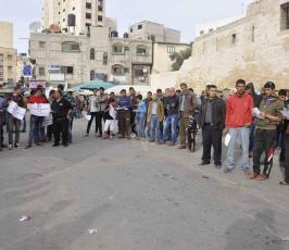  وقفة ضد سياسة انقطاع التيار الكهربائي وسط خانيونس (15)