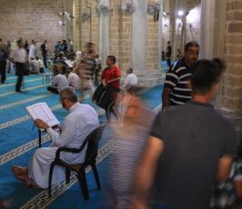 غزيون يقرأون القران الكريم في المسجد العمري الكبير فى اول ايام رمضان  ‫(39780875)‬ ‫‬
