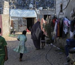  سكان منطقة نهر البارد فى جنوب القطاع ‫(38732304)‬ ‫‬
