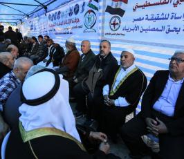 المئات من الفلسطينين يؤمون خيمة العزاء التي أقيمت في ساحة الجندي وسط غزة تضامنا مع الشعب المصري ‫(38339087)‬ ‫‬