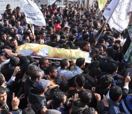 بالصور:جماهير شعبنا تشيع جثمان الشهيدين الزعانين شمال قطاع غزة