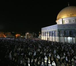 الالاف يحيون ليلة القدر بالمسجد الاقصى