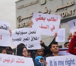 الطلبة تعتصم قبالة بوابة معبر رفح البري للمطالبة بفتح المعبر.  ‫(38076932)‬ ‫‬