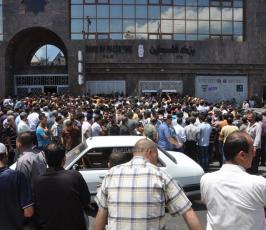 مواطنون يهرعون الى الاسواق و البنوك للتزود باحتياجاتهم