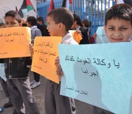 بالصور:وقفة لأطفال غزة أمام مقر الانروا بغزة احتجاجاً على تقليص المساعدات