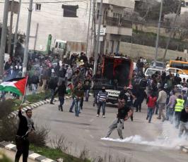 خاص فلسطين اليوم..إصابة المئات بالرصاص والإختناق أمام سجن "عوفر" قرب رام الله