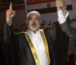 آلاف الغزيين يؤدون صلاة التراويح امام السفارة المصرية في غزة