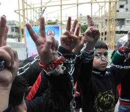 أطفال الجنازير