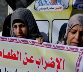 دائرة العمل النسائي تنظم وقفة تضامنية إسناداً للأسرى أمام مقر حقوق الانسان بغزة