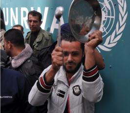 بالصور:احتجاج أمام مقر وكالة الغوث بغزة ضد تقليص الخدمات