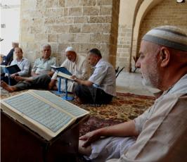 مواطنون من غزة يرتلون القراءن في المسجد العمري الكبير في الثامن من رمضان المبارك