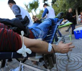 المئات من الفلسطينين يؤمون خيمة العزاء التي أقيمت في ساحة الجندي وسط غزة تضامنا مع الشعب المصري ‫(38339090)‬ ‫‬