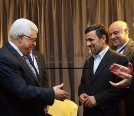الرئيس الفلسطيني محمود عباس يلتقي بالرئيس الإيراني أحمدي نجاد بالقاهرة