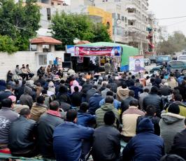 صلاة الجمعة تضامناً مع الاسير الشيخ خضر عدنان أمام مقر الصليب الاحمر بغزة