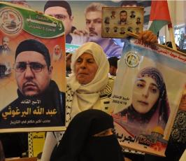 بالصور:أهالي الأسرى يواصلون اعتصامهم الأسبوع أمام مقر الصليب الأحمر بمدينة غزة