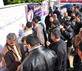متضامنون فى غزة يوقعون بدمائهم اسم الشيخ خضر عدنان