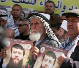 شباب وشيوخ وأطفال فلسطين يعتصمون تضامناً مع خضر عدنان