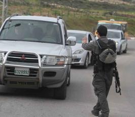 نشطاء فلسطينيون يعودون إلى باب الكرامة شمال غرب القدس المحتلة
