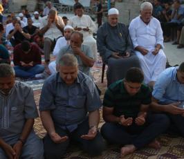 الجهاد الإسلامي يصلي العيد أمام منزل الشهيد الإعداد كامل الإعداد بغزة ‫(37945882)‬ ‫‬
