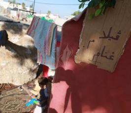 عائلة من رفح تسكن الأسفلت في غزة ‫(37552650)‬ ‫‬