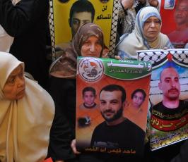 بالصور:عدسة "فلسطين اليوم" تنضم لاعتصام أهالي الأسرى أمام مقر الصليب بغزة