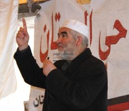 القدس: المئات يؤدون صلاة الجمعة في خيمة الصمود تضامنا مع الأسرى