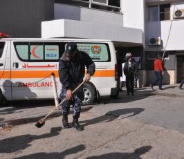 الشرطة الفلسطينية بغزة تقوم بحملة تنظيف لمشافى غزة