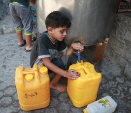 المعاناة اليومية لسكان المخيمات في قطاع غزة  ‫(38273546)‬ ‫‬